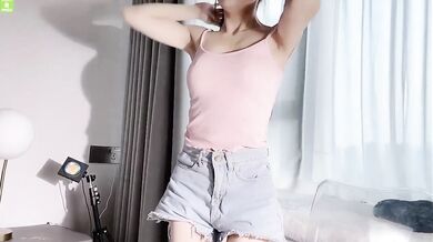 精品大胸女神【SM_siqing】多么精致，裸体跳舞诱惑~！小骚逼挺会勾人的，不错